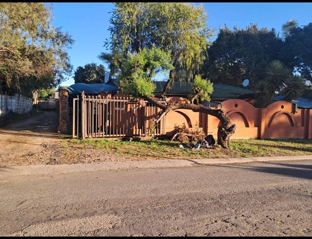 8 BEDROOM CLUSTER FOR SALE IN BRITS CENTRAL
